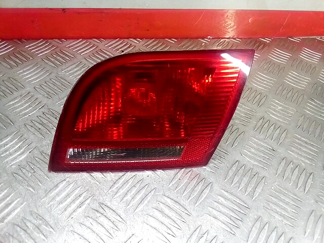 Фонарь крышки багажника правый Audi A3 8P