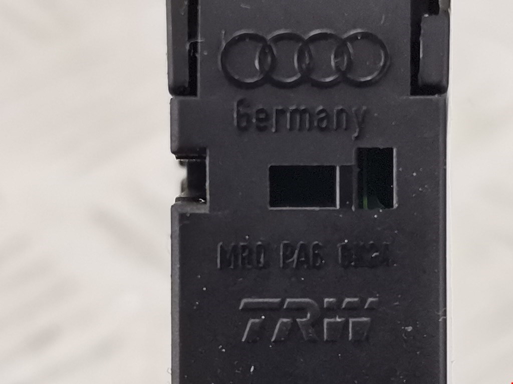 Кнопка аварийной сигнализации Audi Q7 4L купить в Беларуси