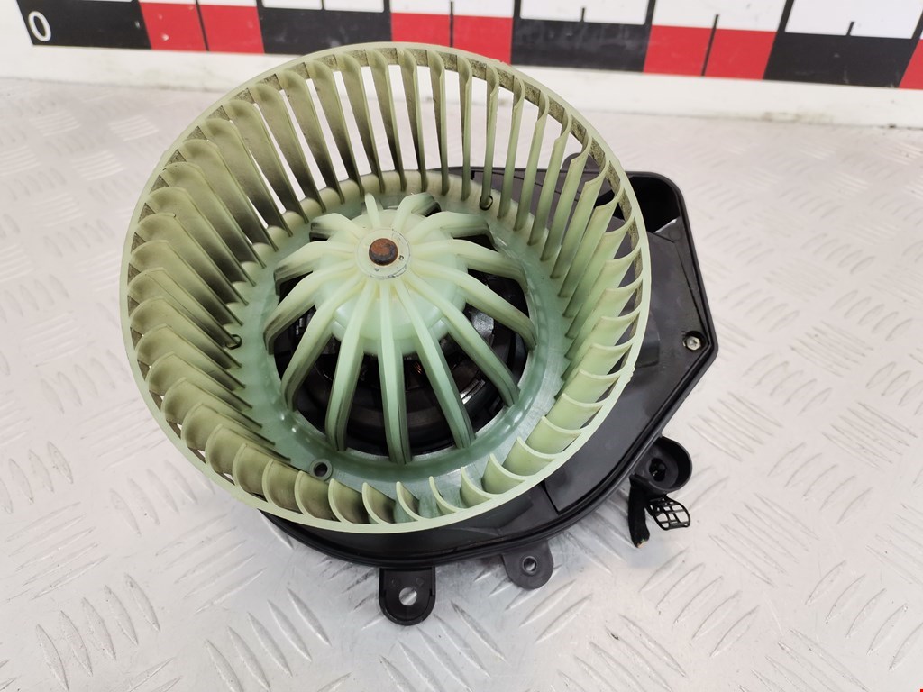 Моторчик печки (вентилятор отопителя) Volkswagen Passat 5 GP