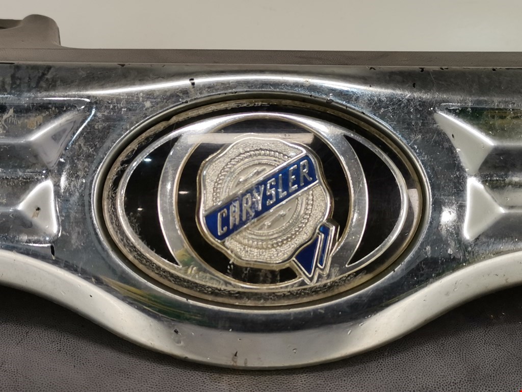 Решетка радиатора Chrysler Voyager 4 купить в России