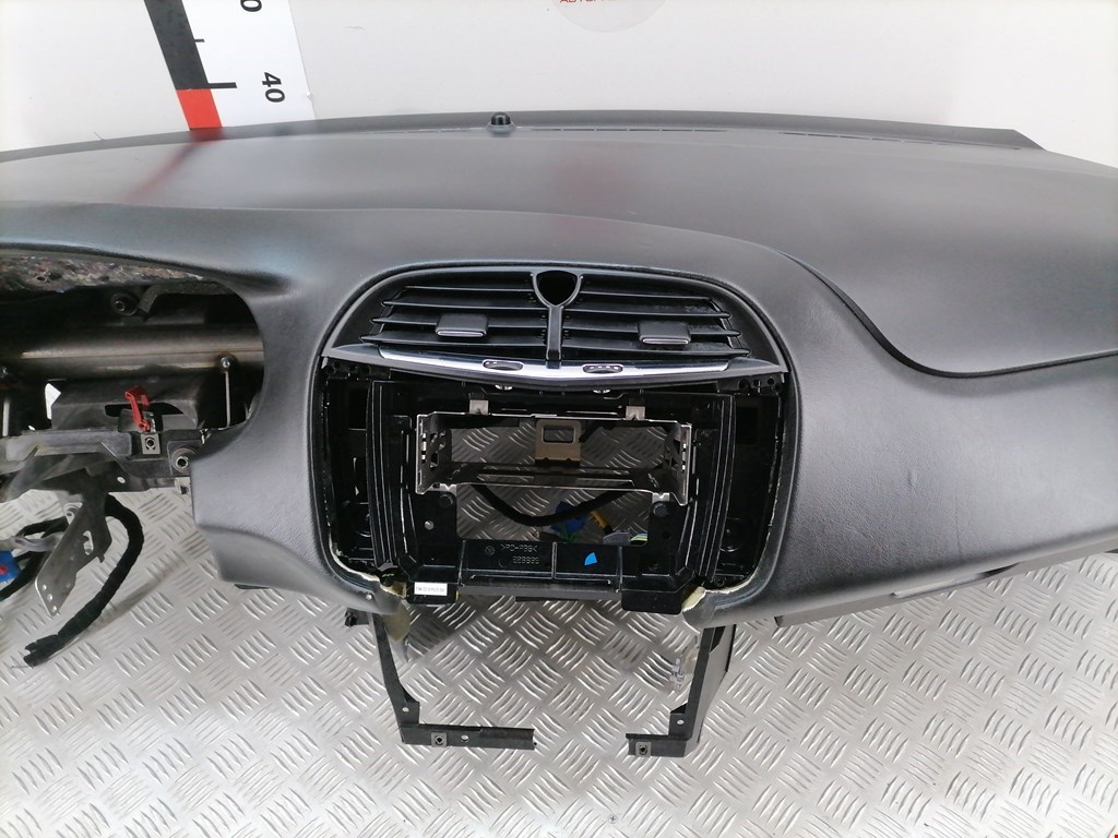 Торпедо (панель передняя) Lancia Delta 3 купить в России