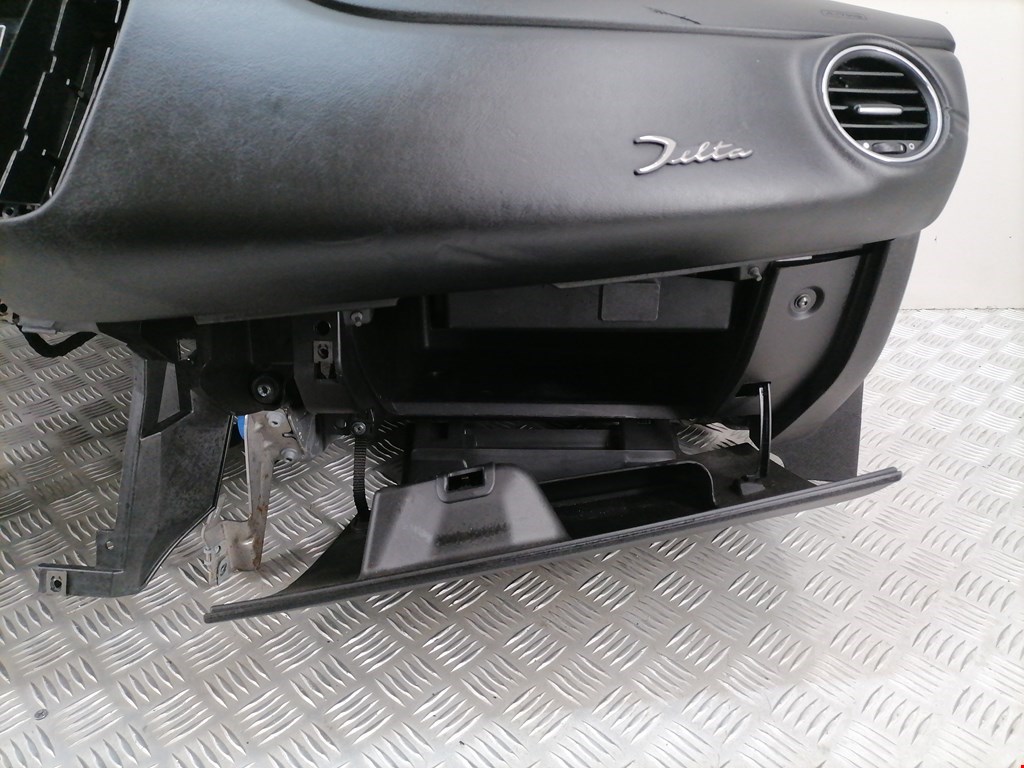 Торпедо (панель передняя) Lancia Delta 3 купить в Беларуси