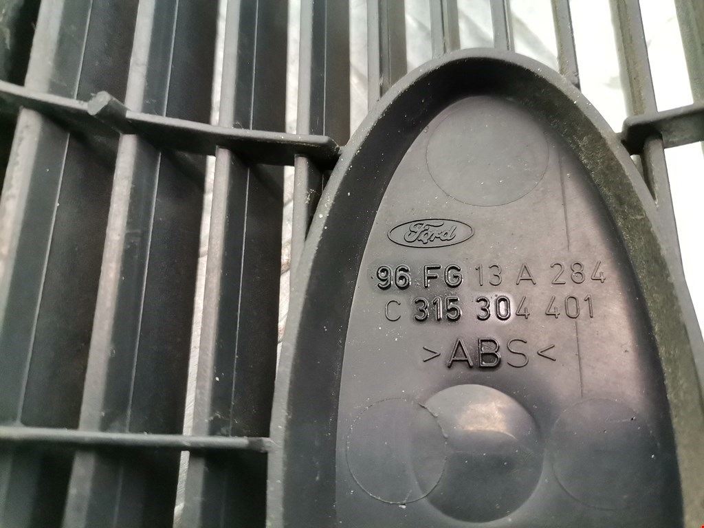 Решетка радиатора Ford Fiesta 4 купить в Беларуси