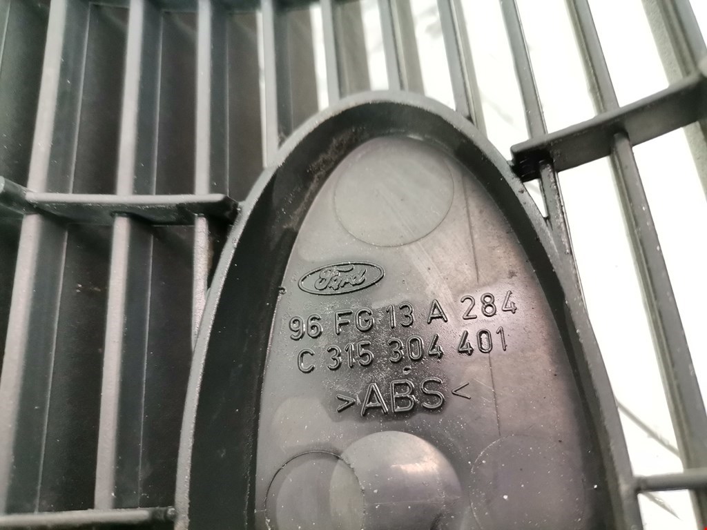 Решетка радиатора Ford Fiesta 4 купить в Беларуси