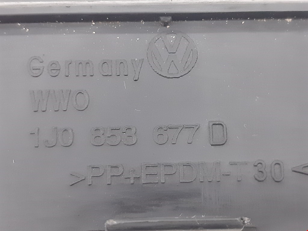 Решетка (заглушка) в бампер центральная Volkswagen Golf 4 купить в России