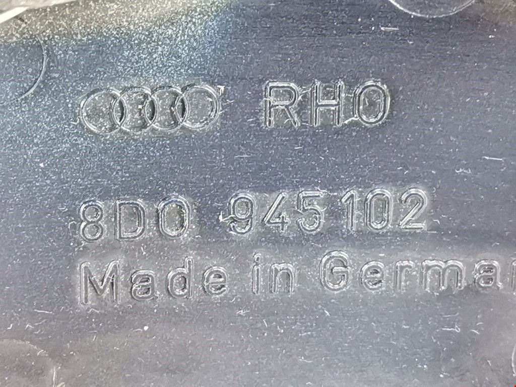 Накладка (планка) под фонарь правая Audi A4 B5 купить в России