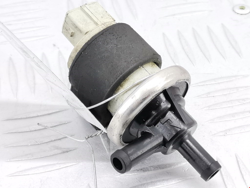 Клапан вентиляции топливного бака Audi 80 B4 купить в Беларуси