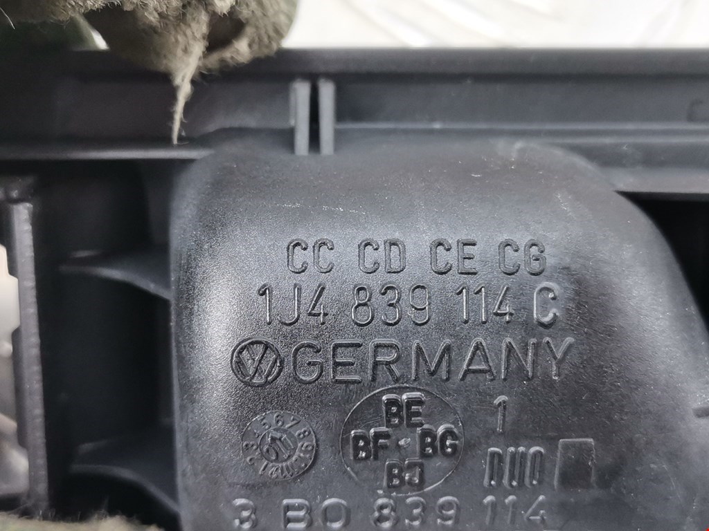 Ручка двери внутренняя задняя правая Volkswagen Passat 5 GP купить в Беларуси
