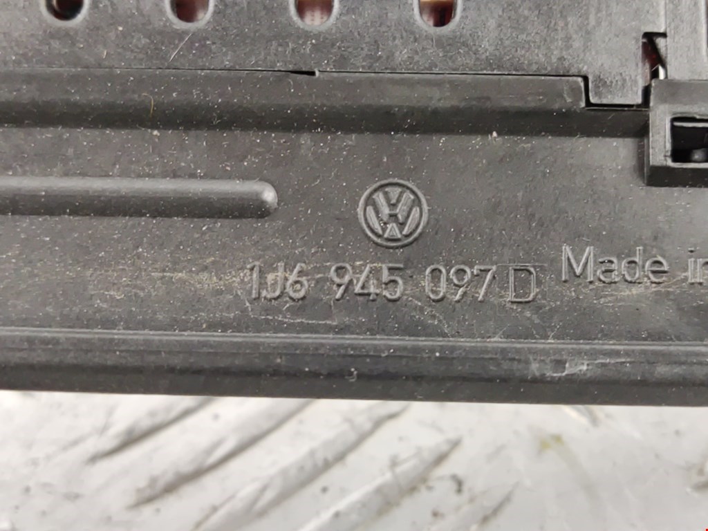 Фонарь дополнительный тормозной (стоп-сигнал) Volkswagen Passat 5 GP купить в Беларуси