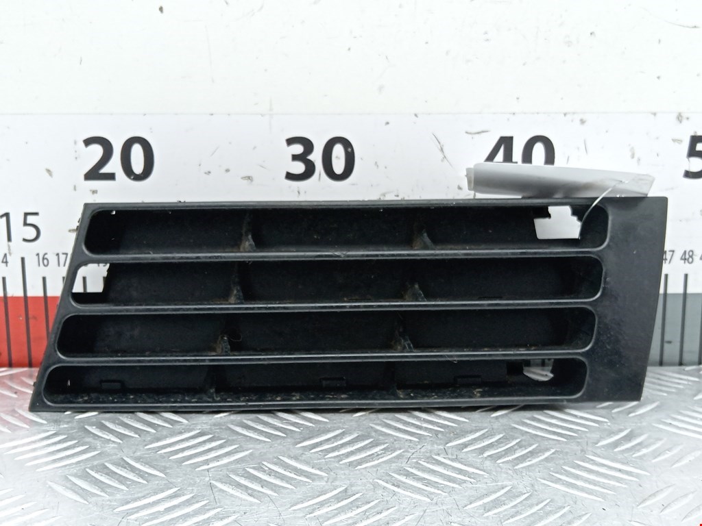 Решетка (заглушка) в бампер левая Audi A4 B5