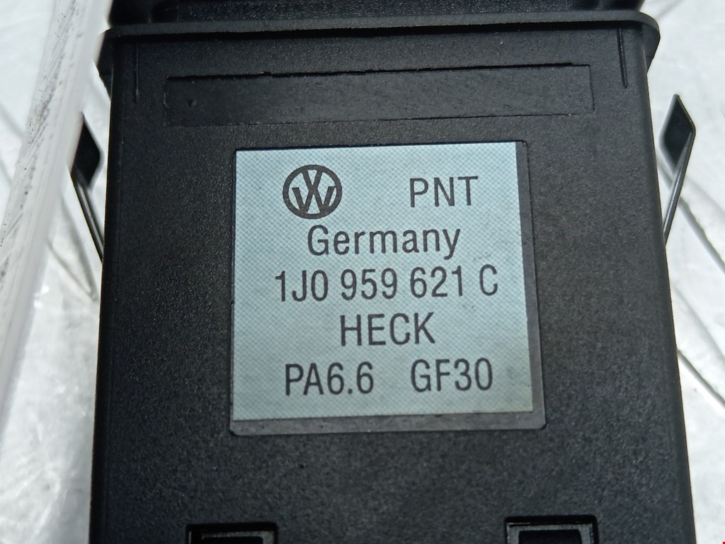 Кнопка обогрева заднего стекла Volkswagen Golf 4 купить в Беларуси