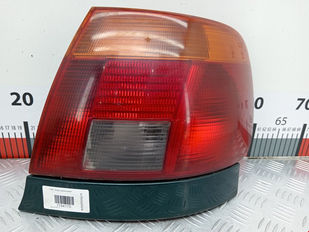 Накладка (планка) под фонарь правая Audi A4 B5 купить в России