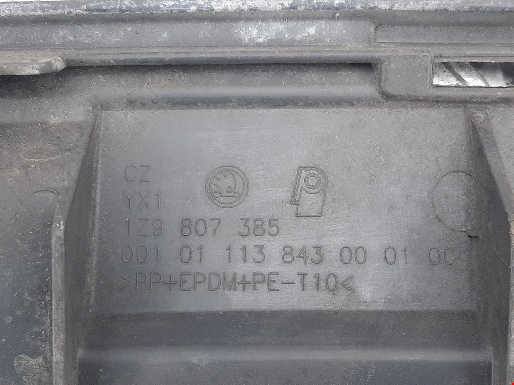 Кронштейн (крепление) заднего бампера центральный Skoda Octavia 1Z купить в России
