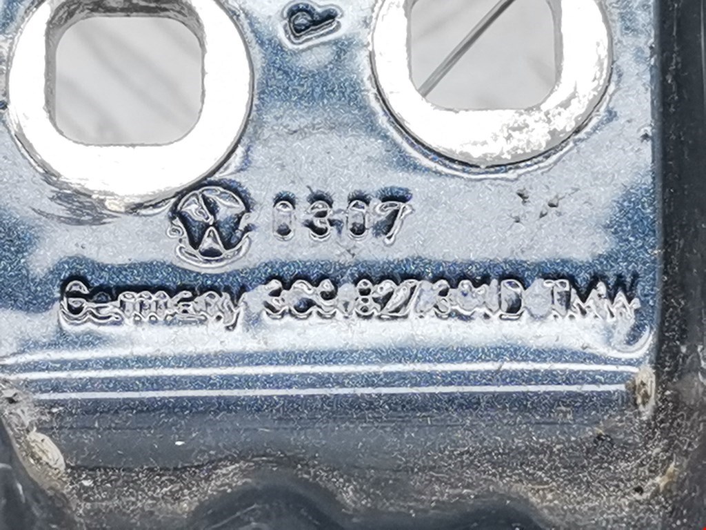 Петля крышки (двери) багажника Volkswagen Passat 6 купить в России