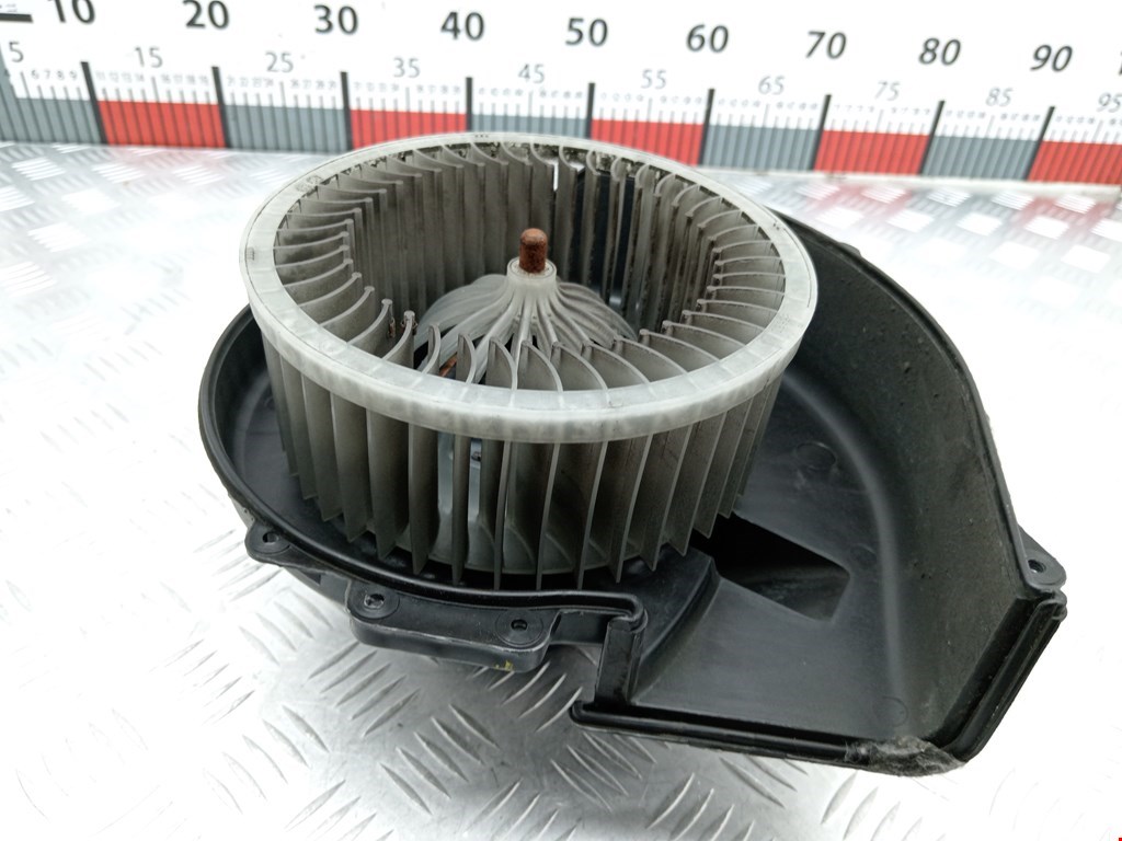 Моторчик печки (вентилятор отопителя) Skoda Rapid купить в России