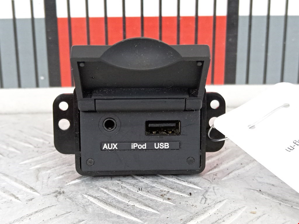 Разъем AUX / USB Kia Carens 2 (UN) купить в Беларуси