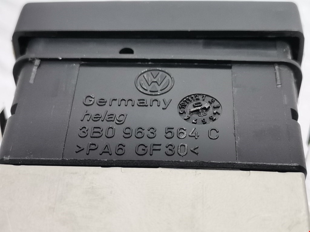 Кнопка обогрева сидений Volkswagen Passat 5 GP купить в Беларуси