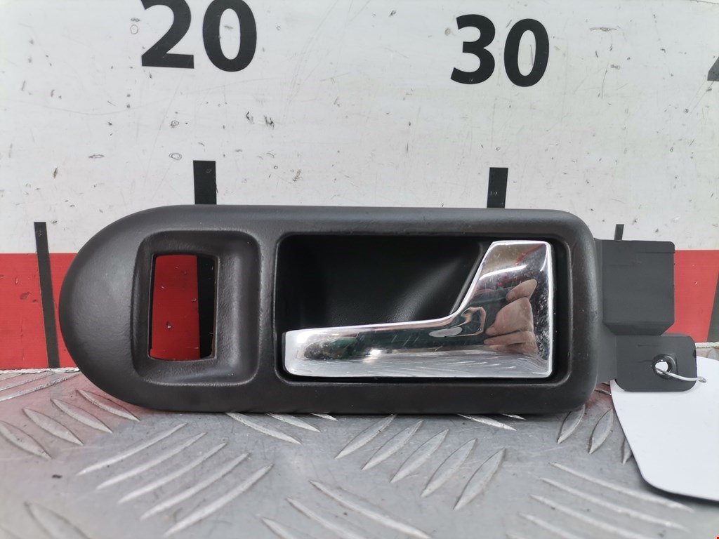 Ручка двери внутренняя передняя правая Volkswagen Passat 5 GP купить в Беларуси