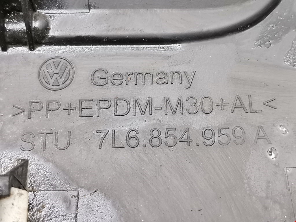 Накладка декоративная (молдинг) переднего левого крыла Volkswagen Touareg 1 купить в Беларуси