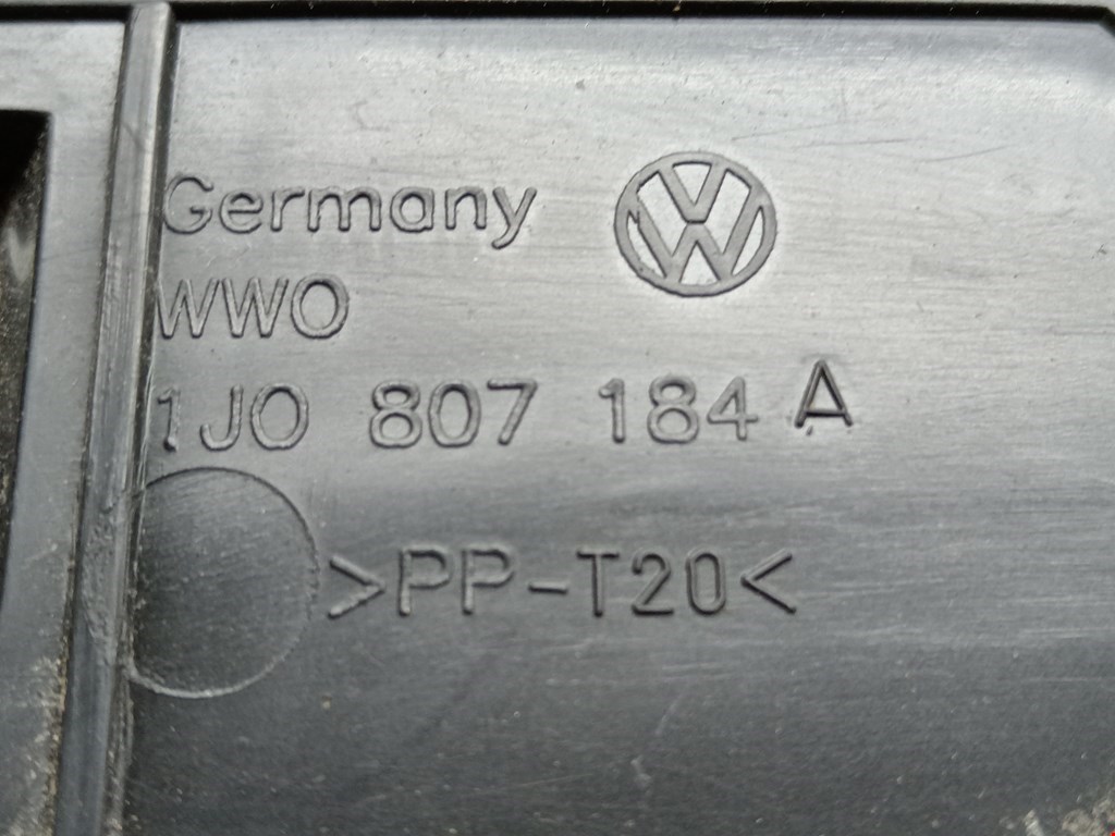 Кронштейн (крепление) переднего бампера правый Volkswagen Golf 4 купить в России