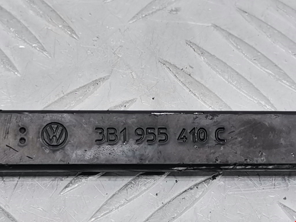 Поводок стеклоочистителя передний правый Volkswagen Passat 5 GP купить в Беларуси