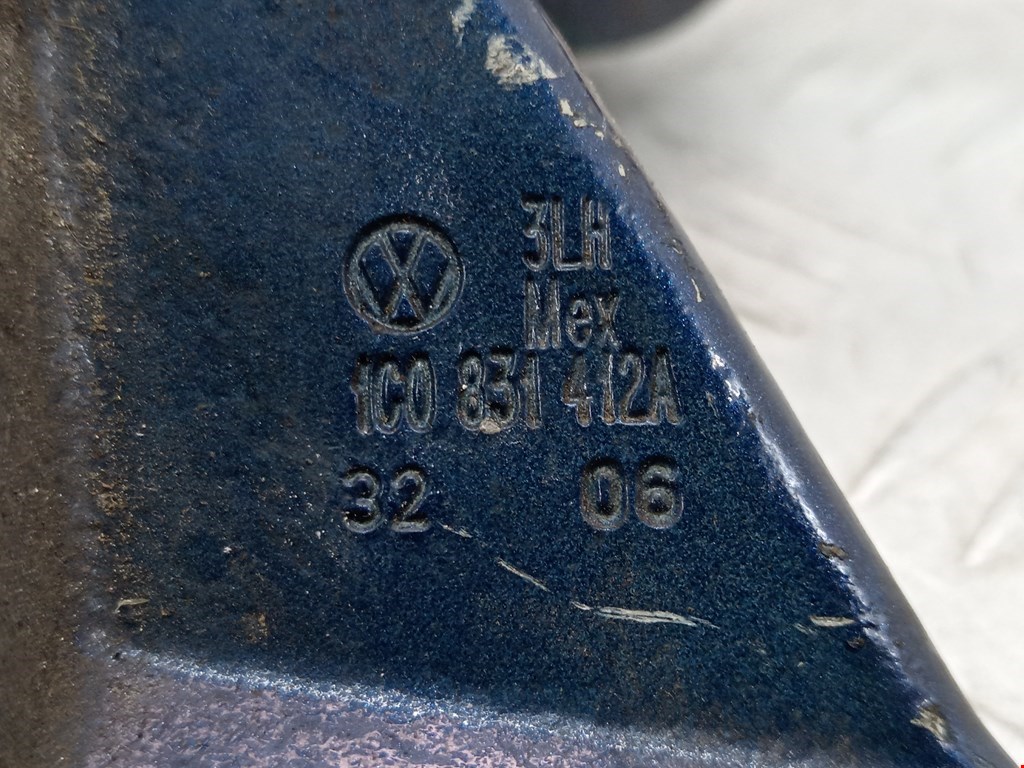 Петля двери передней правой Volkswagen Beetle 2 купить в Беларуси