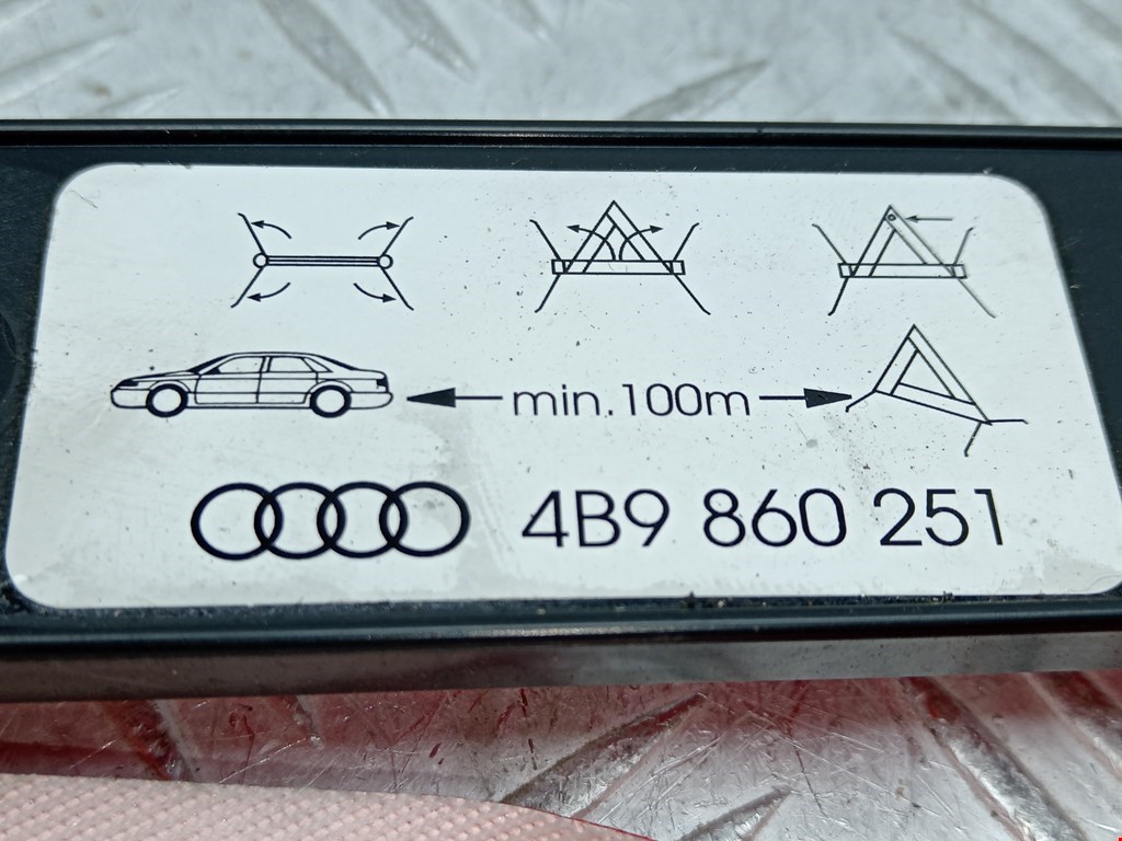 Знак аварийной остановки Audi A6 C5 купить в России