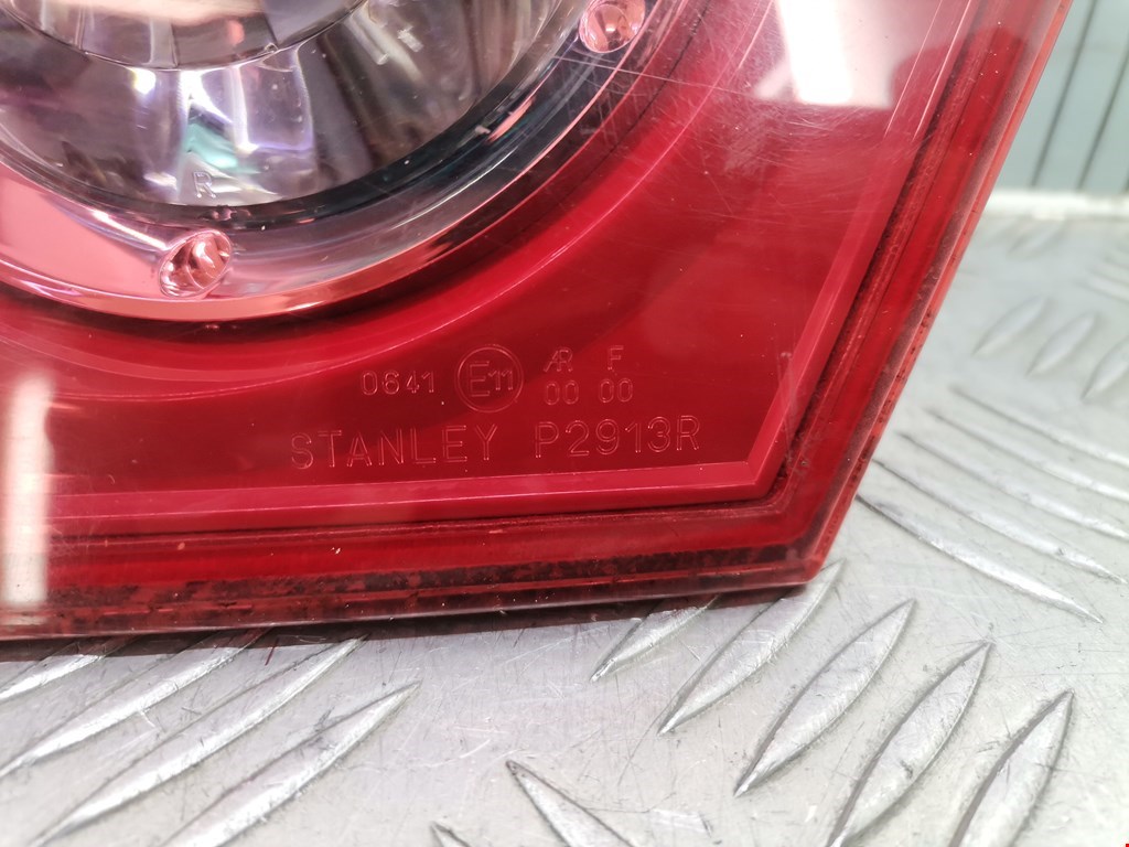 Фонарь крышки багажника правый Mazda 3 BK купить в России
