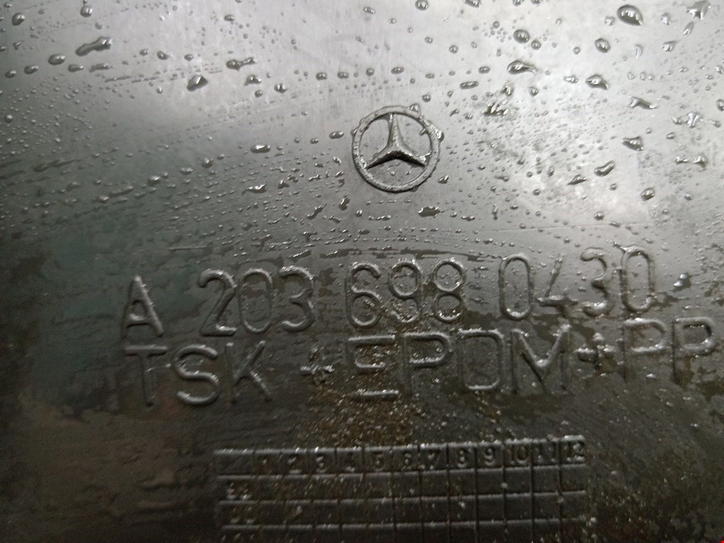 Подкрылок (защита крыла) задний правый Mercedes C-Class (W203) купить в России