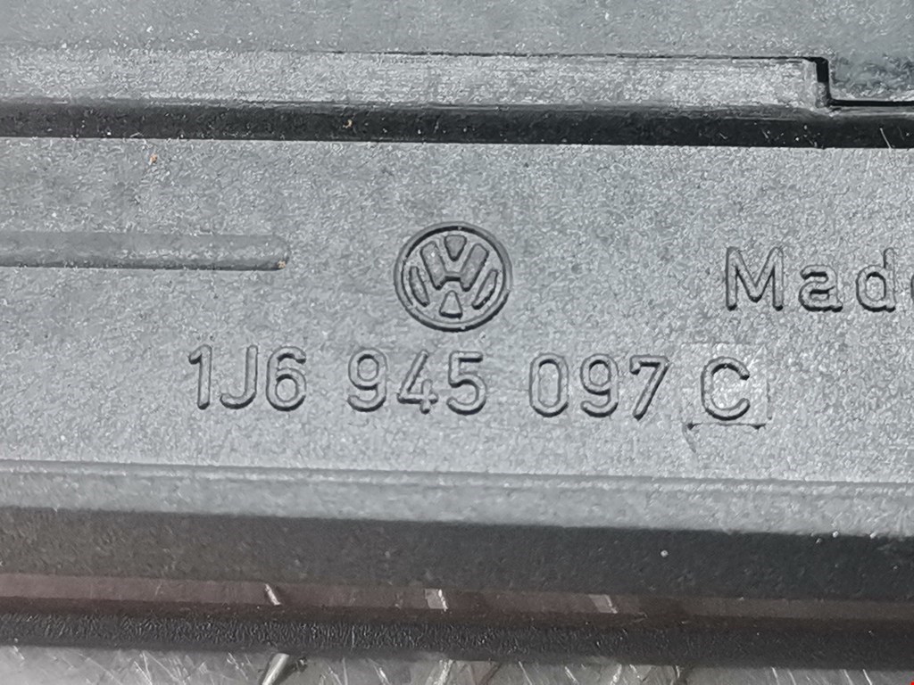 Фонарь дополнительный тормозной (стоп-сигнал) Volkswagen Golf 4 купить в Беларуси