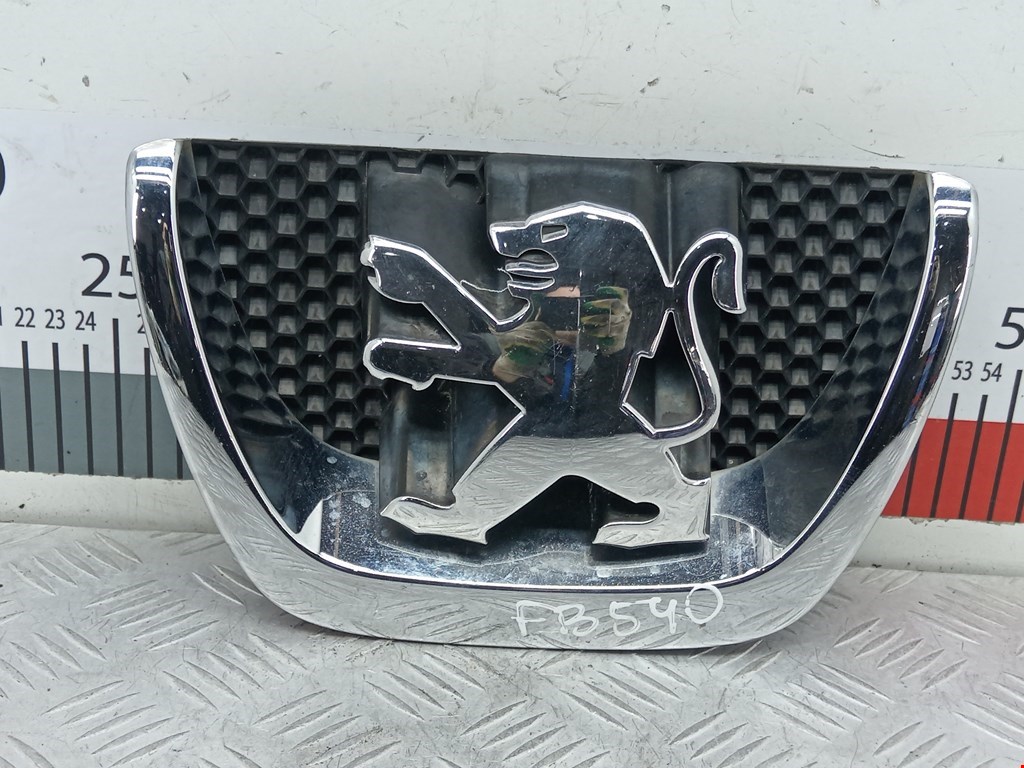 Эмблема Peugeot 508 на капот