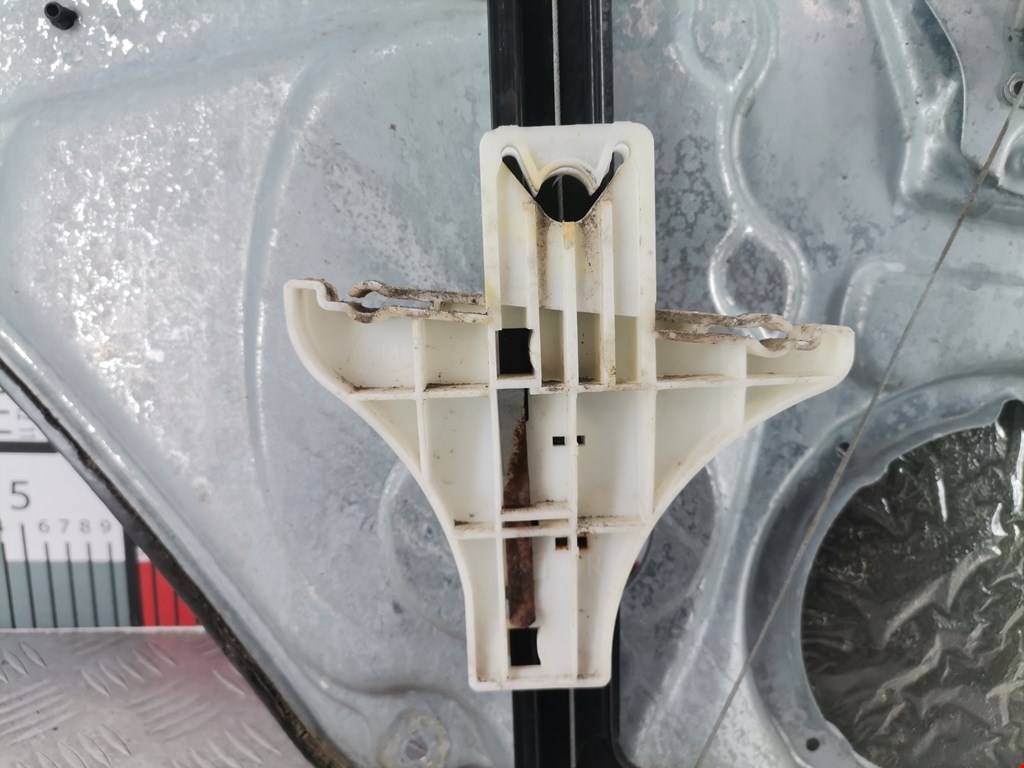 Стеклоподъемник механический двери задней правой Volkswagen Passat 5 купить в России