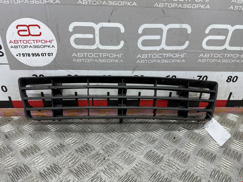 Решетка (заглушка) в бампер центральная Audi A6 C5 купить в России
