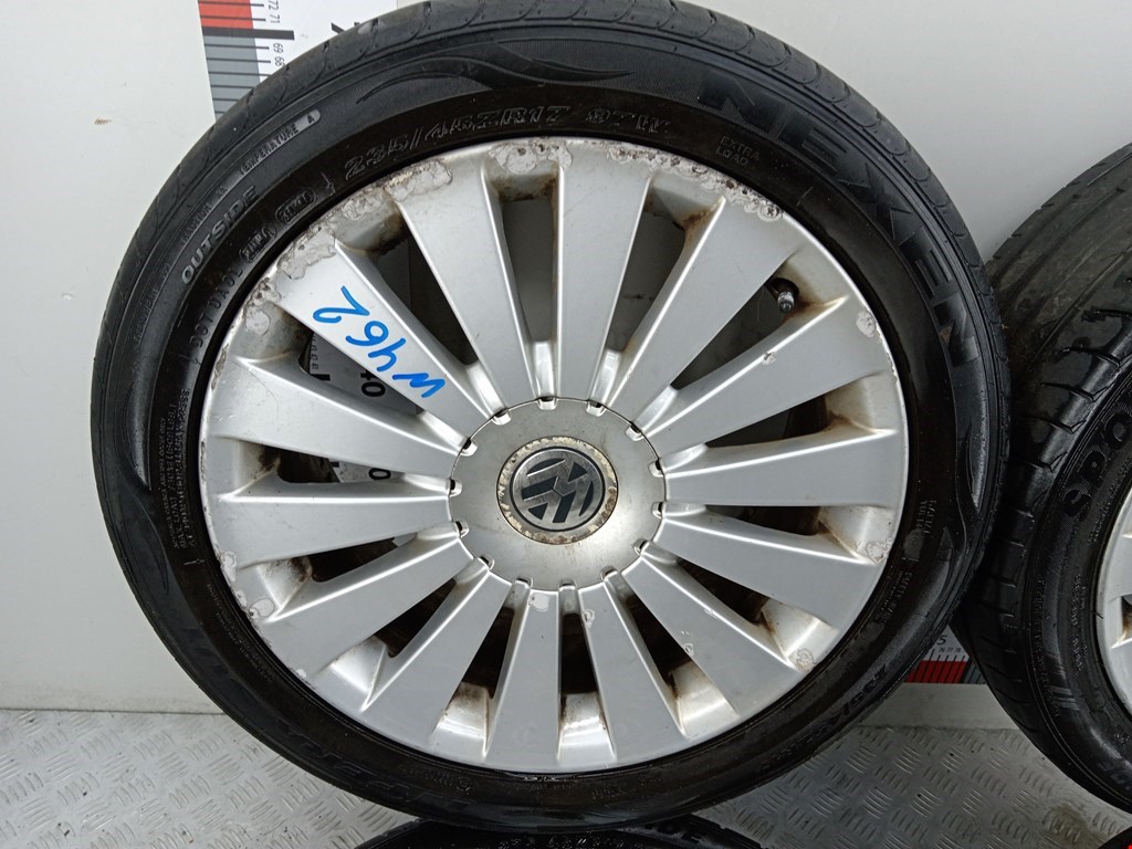 Шина 235/45R17 для Volkswagen Passat 6 купить б/у с разборки в России