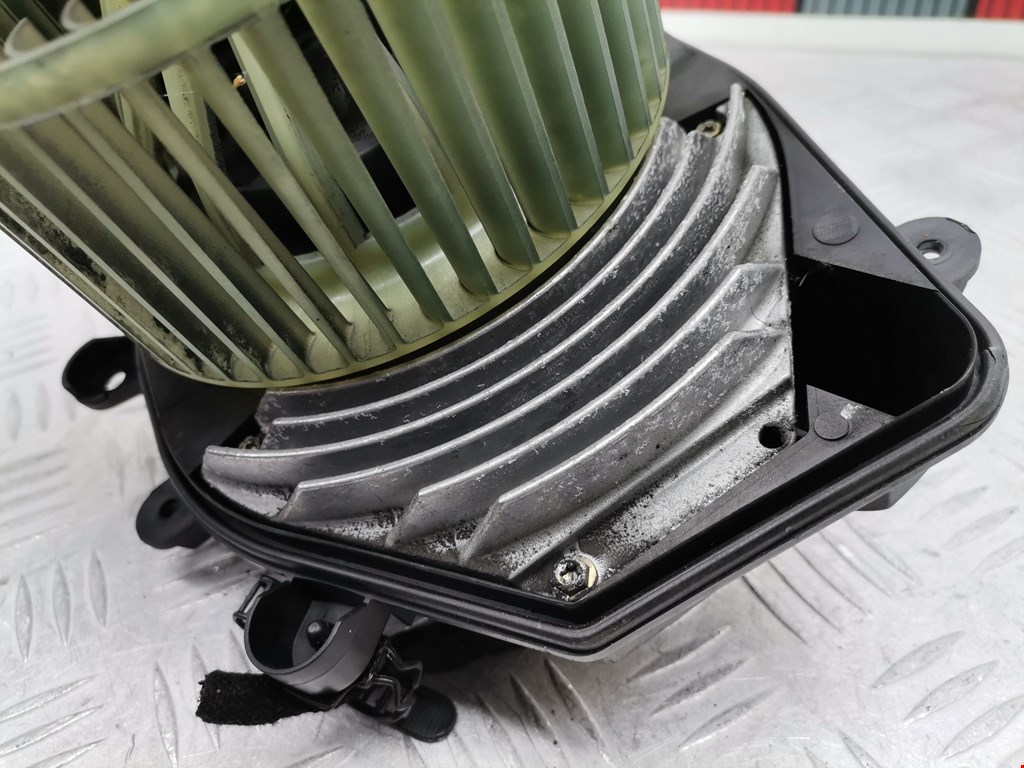 Моторчик печки (вентилятор отопителя) Volkswagen Passat 5 GP купить в России