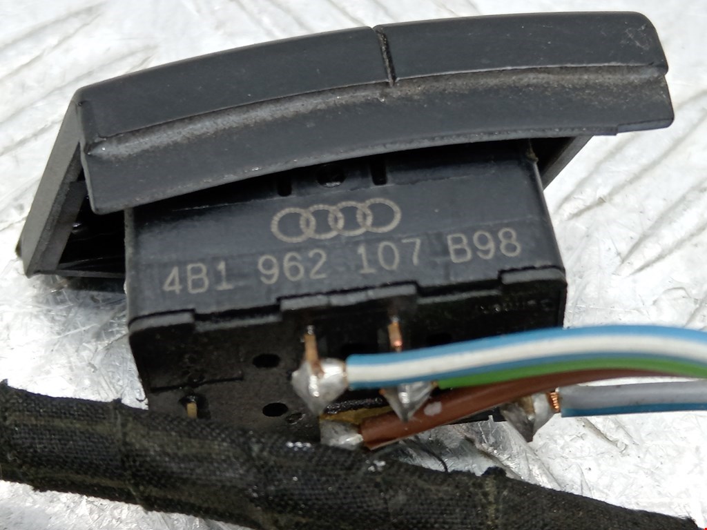 Кнопка центрального замка Audi A6 C5 купить в России