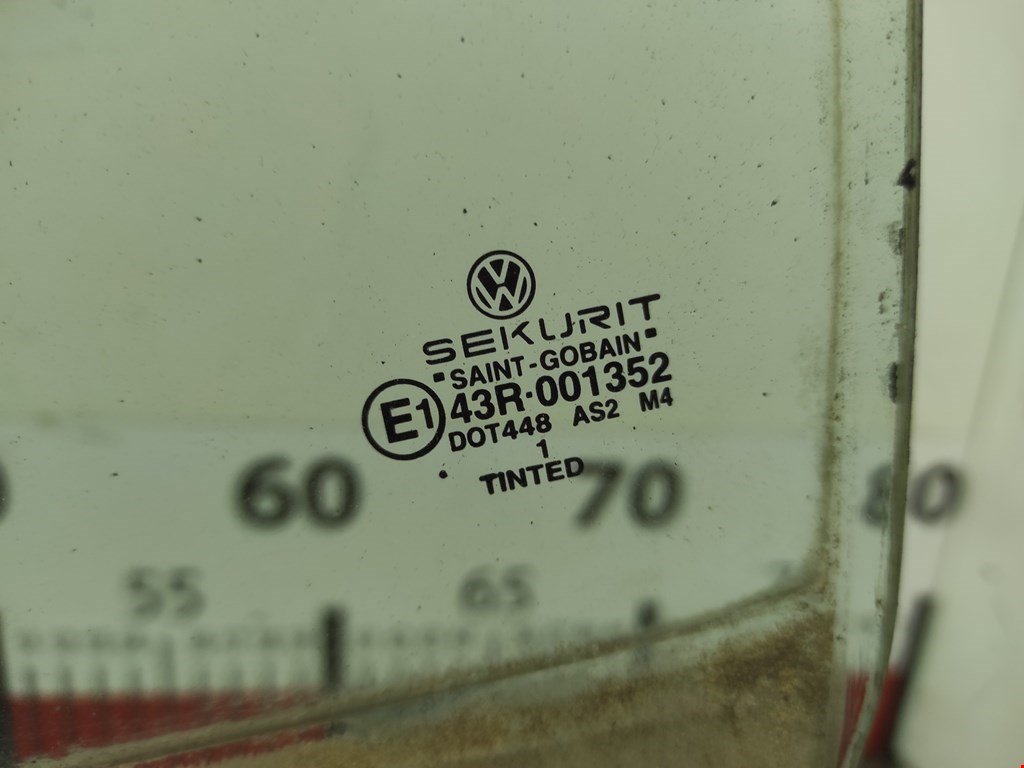 Стекло двери задней левой Volkswagen Golf 4 купить в России
