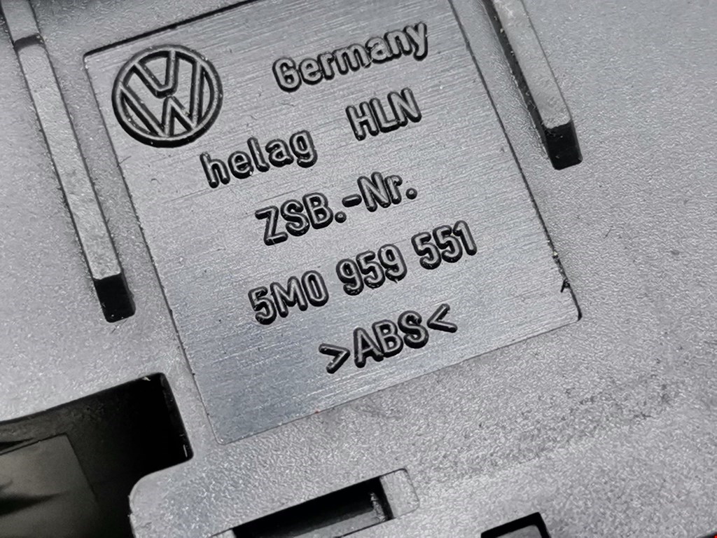 Кнопка открывания лючка бензобака Volkswagen Golf Plus купить в России