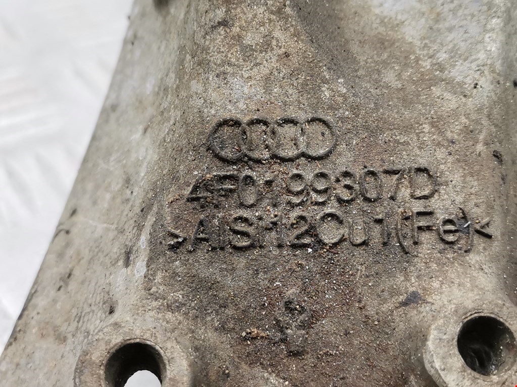 Кронштейн двигателя (лапа крепления) Audi A6 C6 купить в России