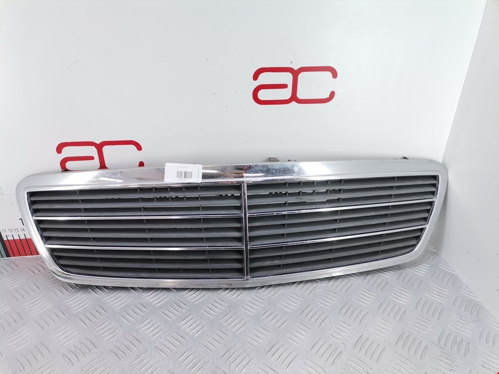Решетка радиатора Mercedes C-Class (W203) купить в Беларуси