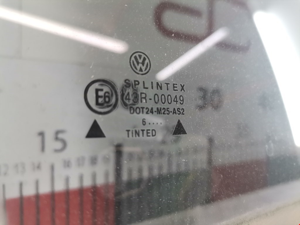 Стекло двери задней правой Volkswagen Golf 3 купить в России