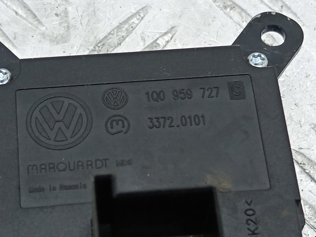 Кнопка поднятия крыши Volkswagen Eos купить в Беларуси