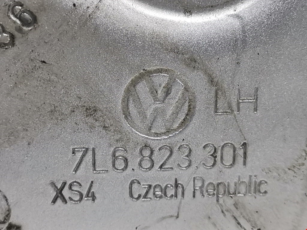 Петля капота левая Volkswagen Touareg 1 купить в Беларуси