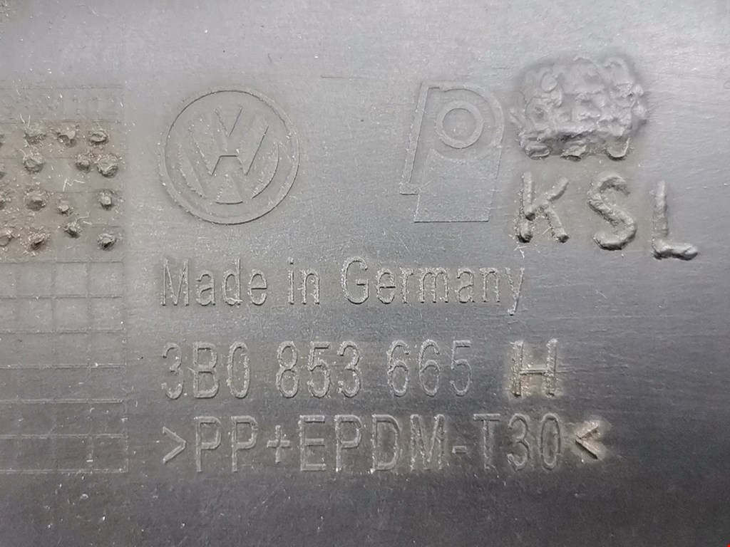 Решетка (заглушка) в бампер левая Volkswagen Passat 5 GP купить в Беларуси