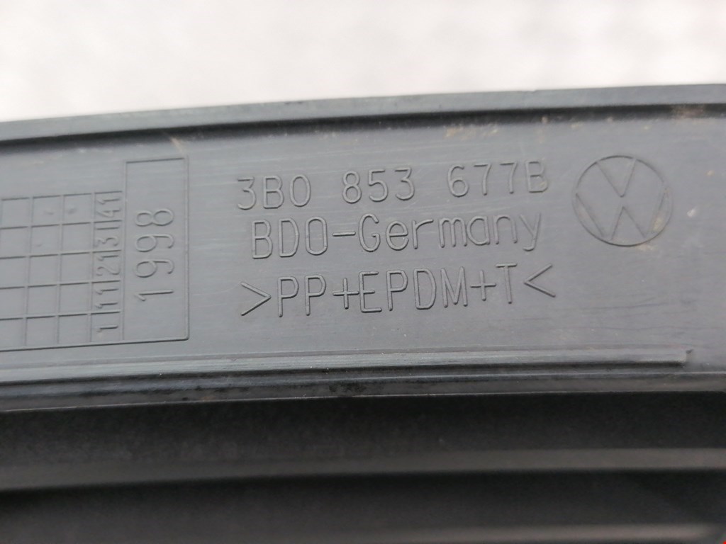 Решетка (заглушка) в бампер левая Volkswagen Passat 5 купить в Беларуси