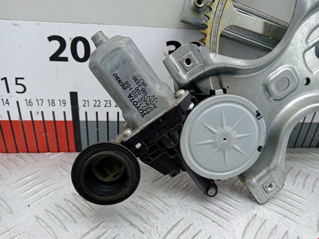 Стеклоподъемник электрический двери передней правой Toyota Auris 1 (E150) купить в России