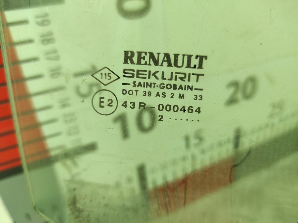 Стекло двери задней правой Renault Scenic 1 купить в России