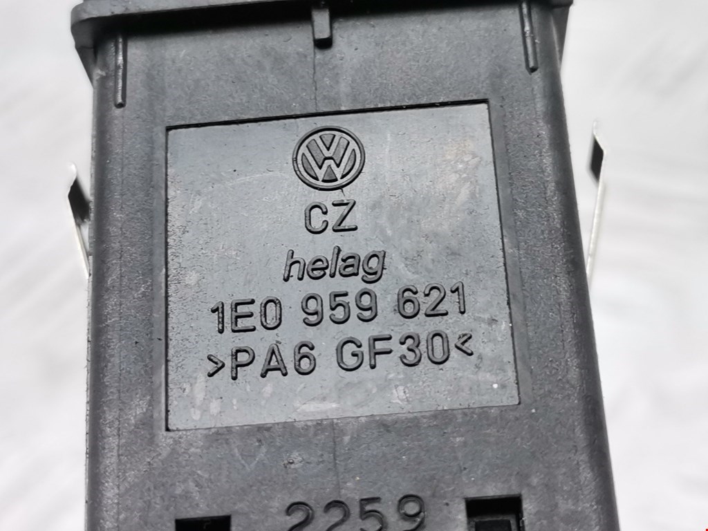 Кнопка обогрева заднего стекла Volkswagen Golf 3 купить в Беларуси