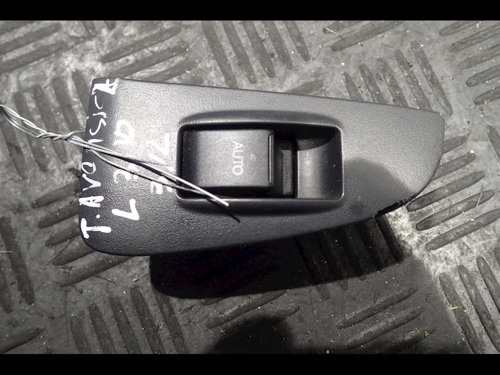 Кнопка стеклоподъемника Toyota Avensis 2 (T250) купить в Беларуси