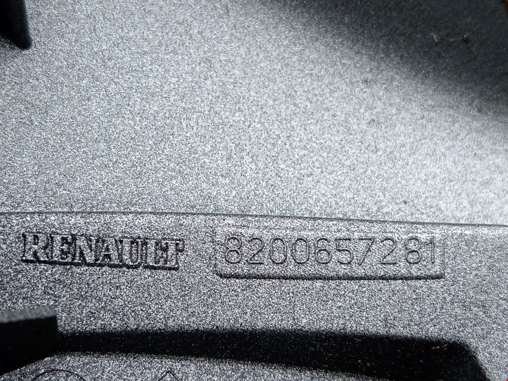 Эмблема (значок) Renault Clio 2 купить в России